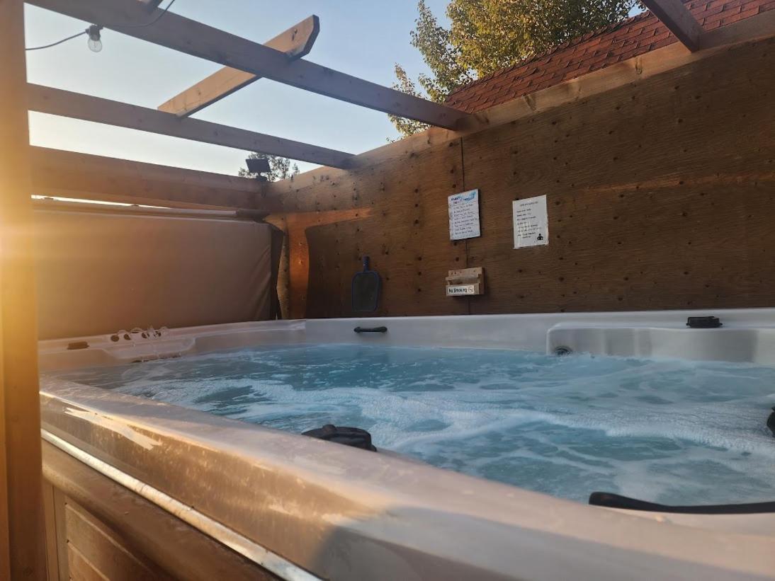 Motel Tyrol Radium Hot Springs Exterior foto